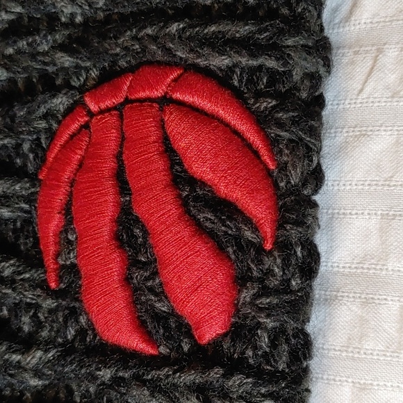 NWT Toronto Raptors Gray Knit Hat/Toque with Pompom - Picture 3 of 12